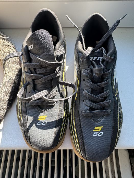 Pantofi sport/fotbal marimea 30, Loto, stare foarte buna