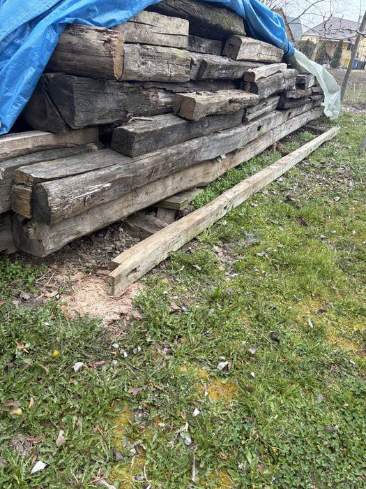 Grinzi de stejar cu  vechime de peste 50 de ani.