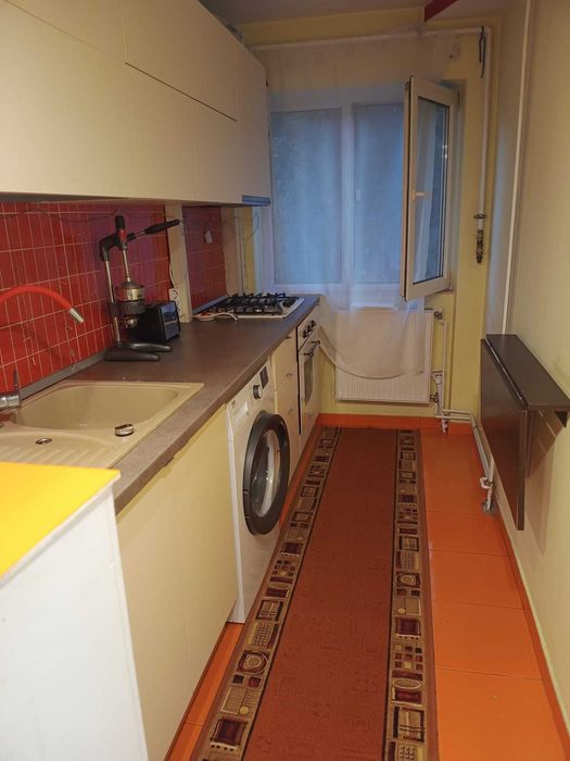 Vand apartament cu 2 camere, luminos si primitor, situat pe strada Iacob Andrei- punct de reper Zona Comerciala Baduc . Ideal pentru locuit.