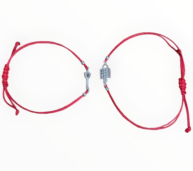 Червен конец със сребърни фигурки