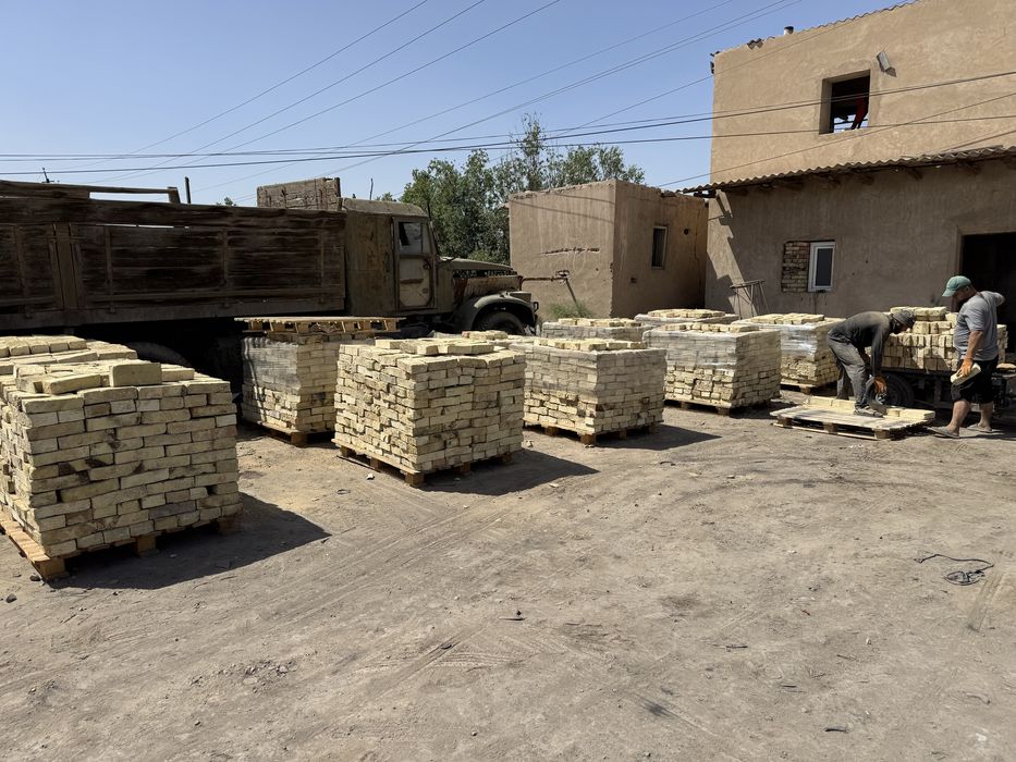 Ғишт паддон упаковкада