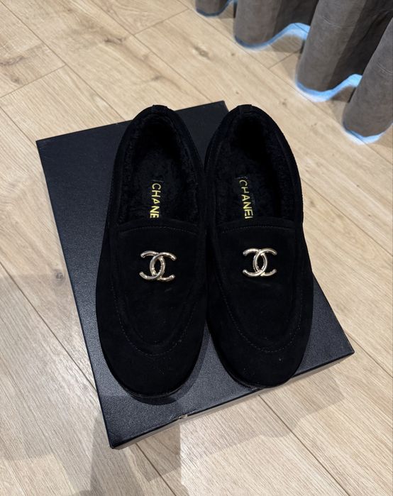 Обувки Chanel.