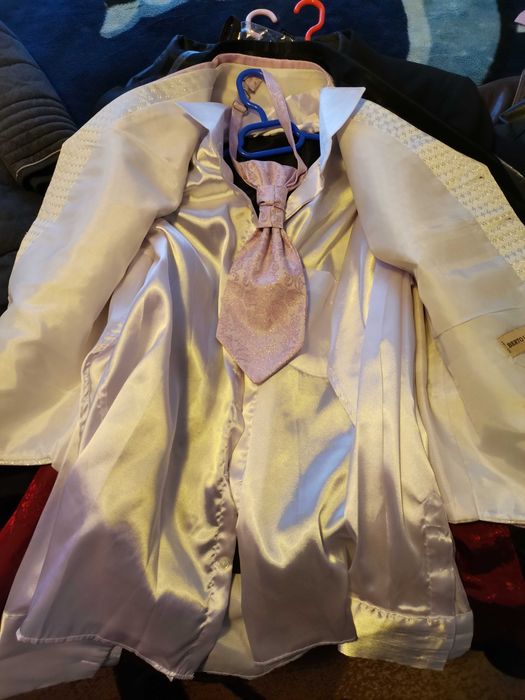 Vînd costum mire cu cămașă 2 veste și 4geci pele