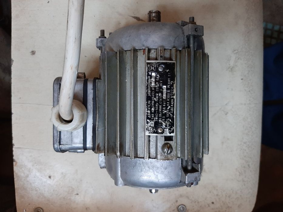 Продам  2 трансформатора  и Эл двигатель