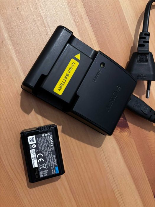 Kit Sony NEX-5 + obiectiv Sony SEL 1855 OSS + obiectiv Sony SEL 16F28 + accesorii cadou