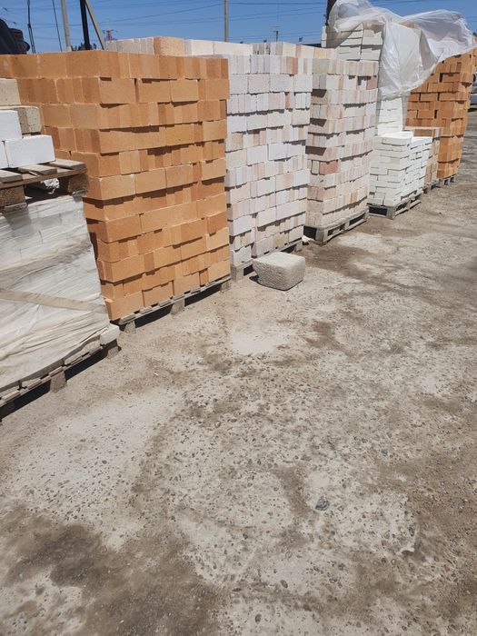 Реализуем  огнеупорный  кирпичи  и дверцы для печи чугунные.