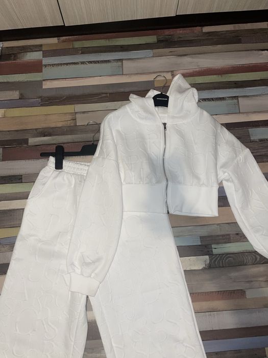 Бял комплект от шейн