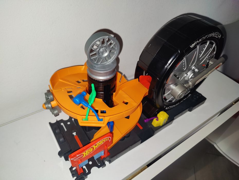 Pista de masini Hot Wheels by Mattel City Super Spin Tire Shop