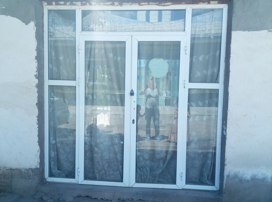 Magazin eshigi sotiladi