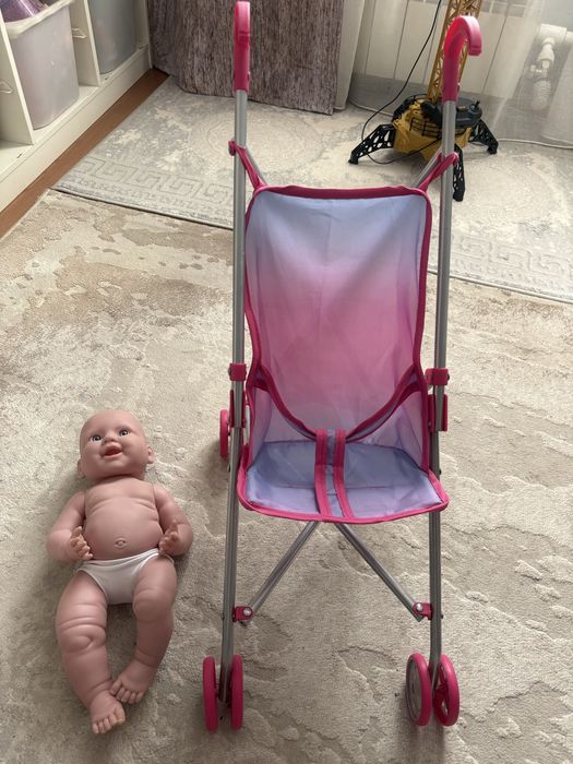 Игрушечная коляска с куклой