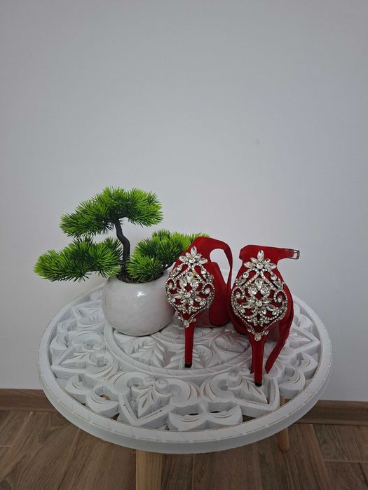 Pantofi eleganți de vânzare – perfecți pentru ocazii speciale!