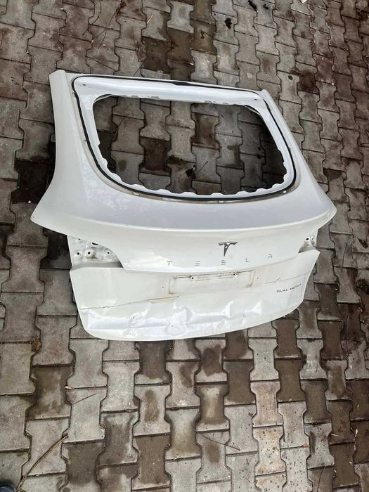 Заден капак за Тесла Y ударен но поправим