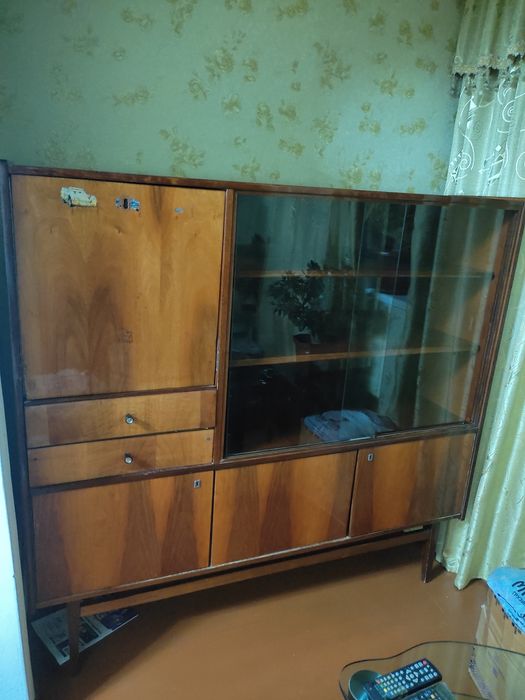 Сервант производство Румыния б/у в хорошем состояние.