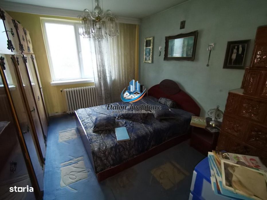 Apartament 4 camere semidecomandat, 2 bai, zona Spital Piatra Neamt