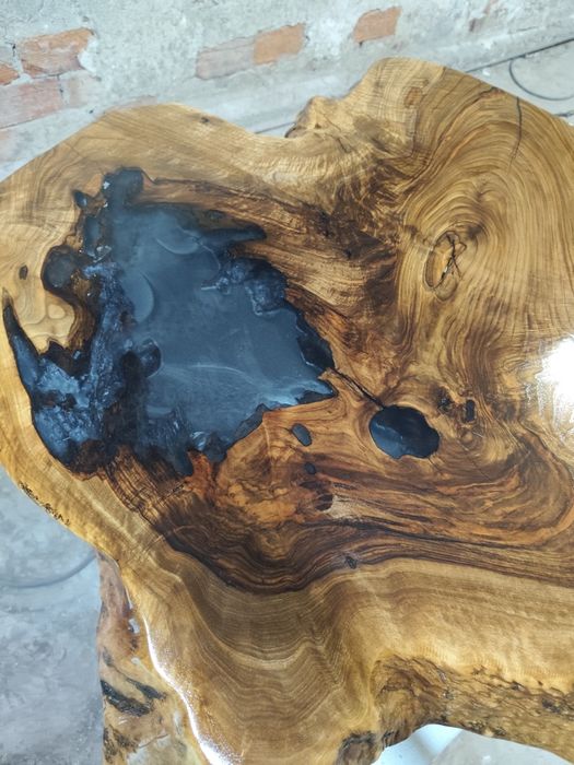 Плот за маса от корен на орех и смола