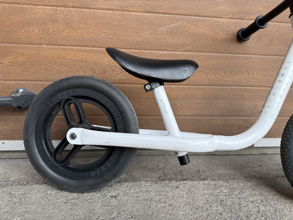 Bicicleta de echilibru si casca Decathlon