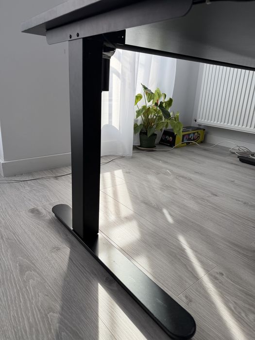 Biroul ajustabil electric