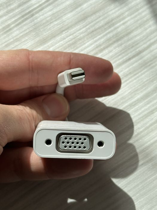 Accesorii Apple originale – Casti EarPods cu fir Lightning, adaptor VGA, încărcător UK USB-C, cablu prelungitor MacBook