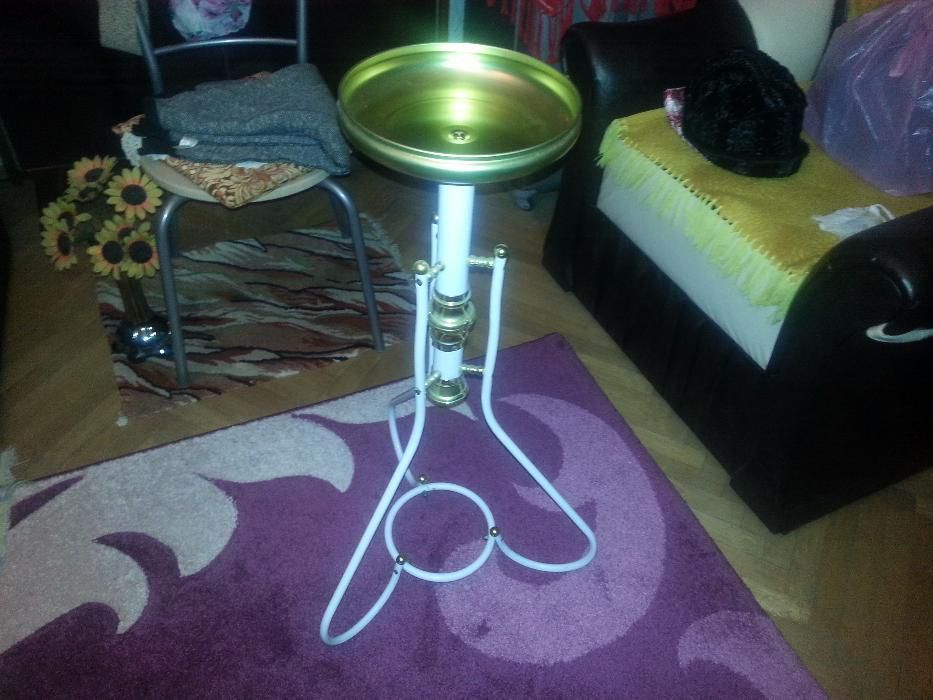 Vand scrumiera cu picior ca noua, model deosebit.