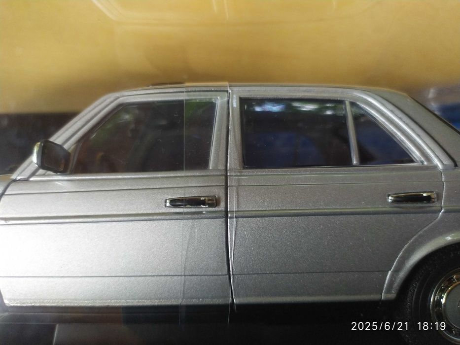 1:18 Метален модел на Mercedes Benz 230 E W123 Revell