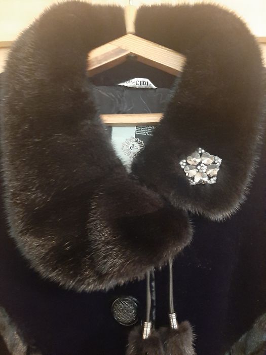 Продам женскую шубу мутон за