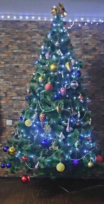 В новом состояние 2,5 метровая ёлка с игркшками и новой герляндой