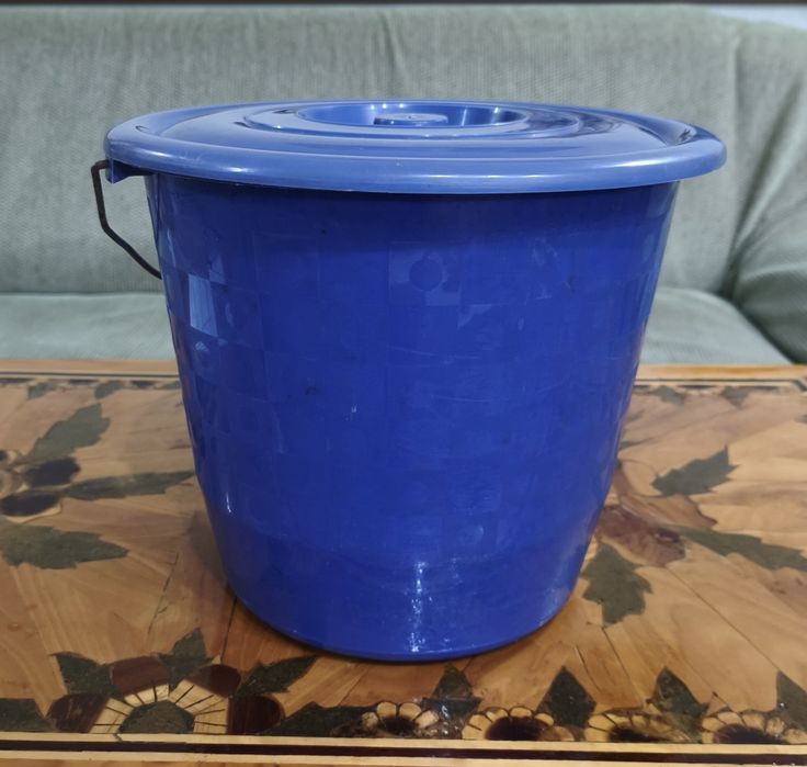 Вёдра: большое 12л, с крышкой; 10л и 5л без крышек, пластик, б/у, целы