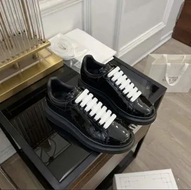 Vand adidasi luciosi pt costum/ eleganti