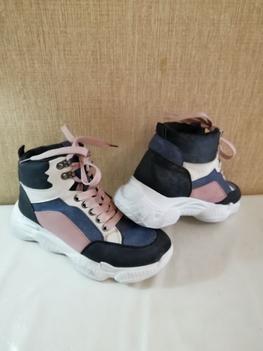 Продам кеды, кроссовки  недорого.