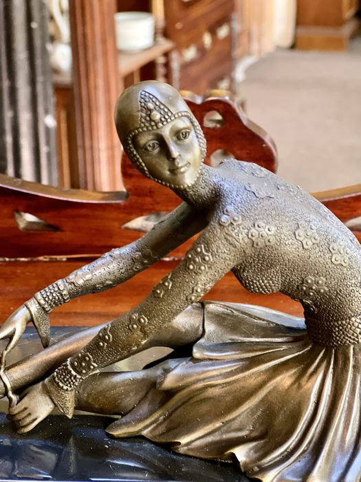 Statuetă Bronz stil ArtDeco *** vintage / antic / vechi / retro ***