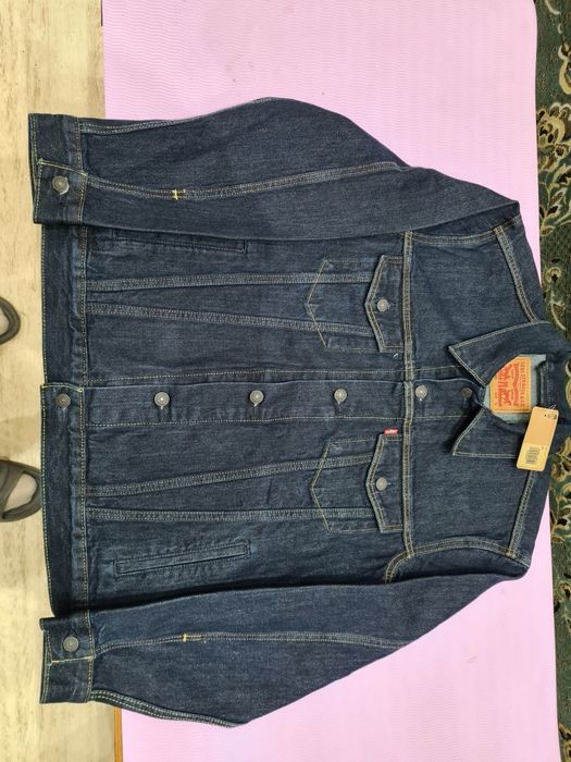 Джинсы и куртка Levi's.