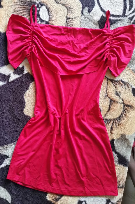 Червена къса рокля
