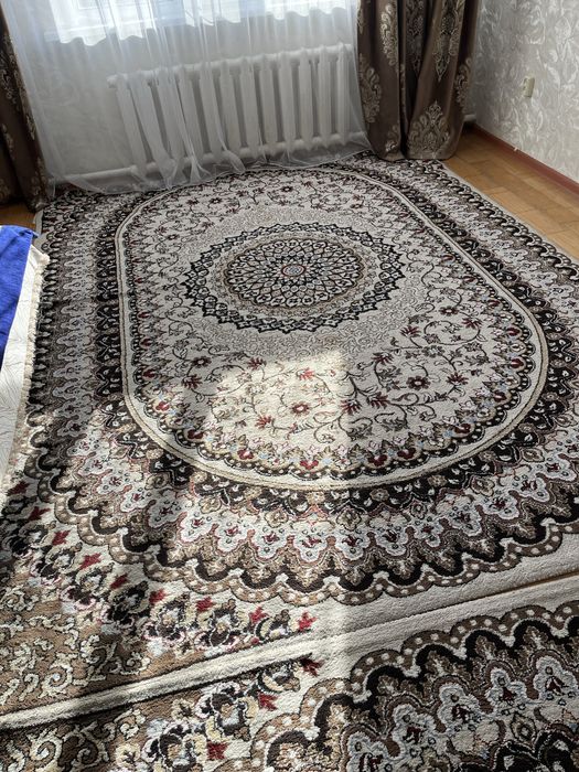 Продам 2  одиноковых ковра