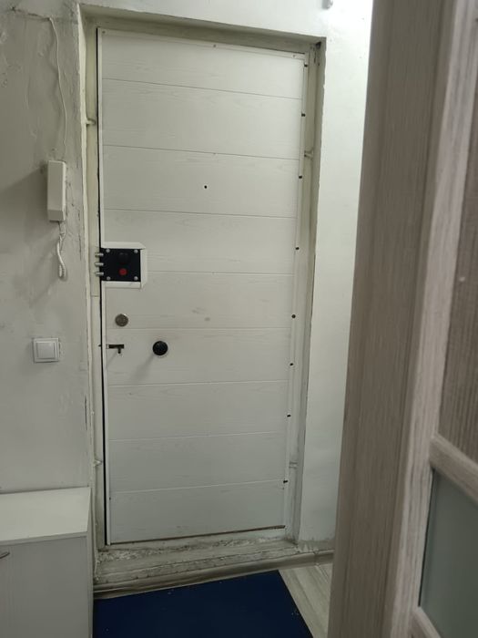 Продам входную металлическую дверь