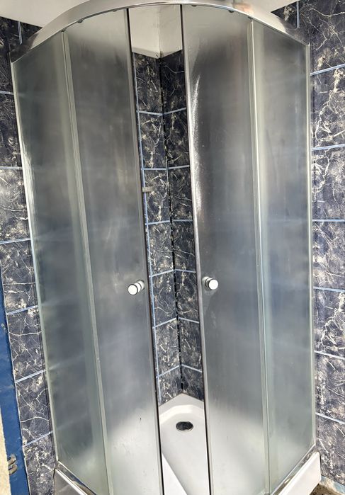 Cabină de duș semirotundă pe colț + cădiță