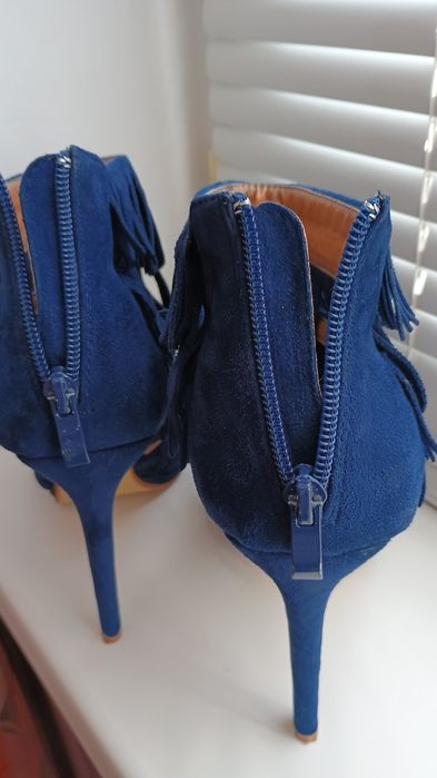 Сандали с ресни и висок ток