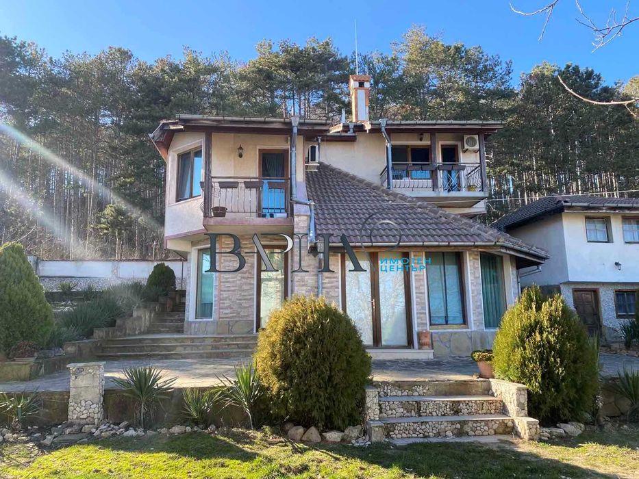 Обзаведена триетажна къща във Виница