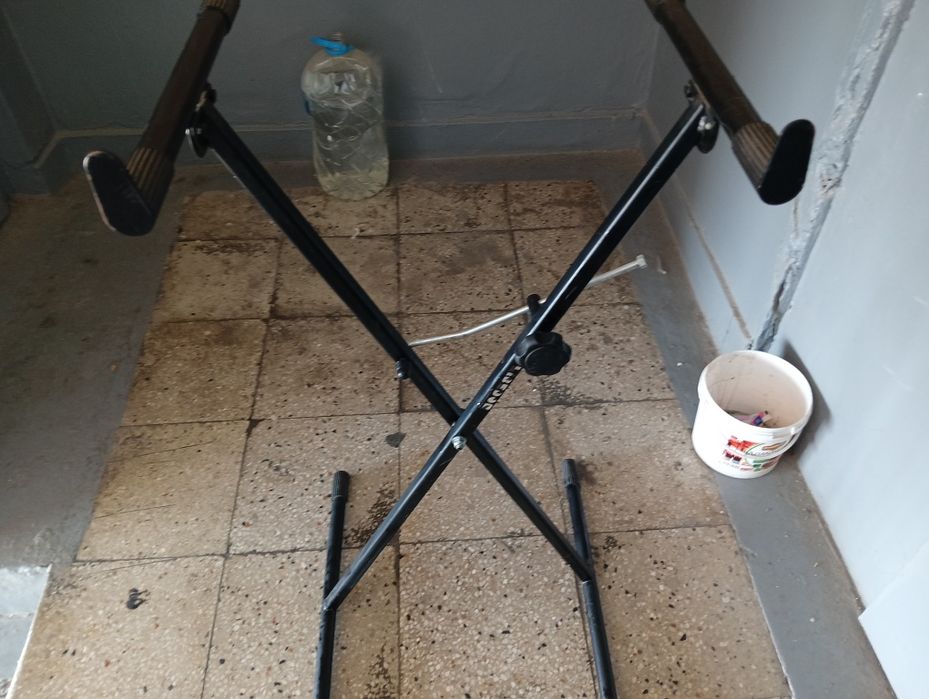 Стойка за синтезатор