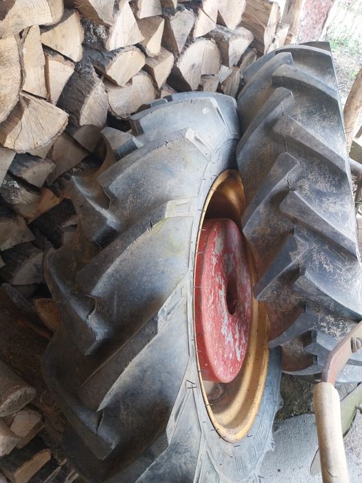 Vând cauciucuri tractor cu tot cu jante și contra greutăți