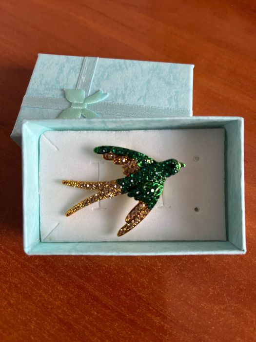 Брошка с камъни Swarovski