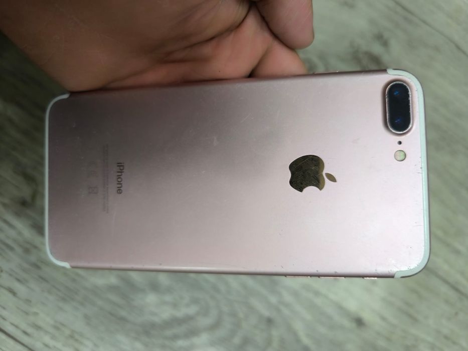 Продам Iphone  7+