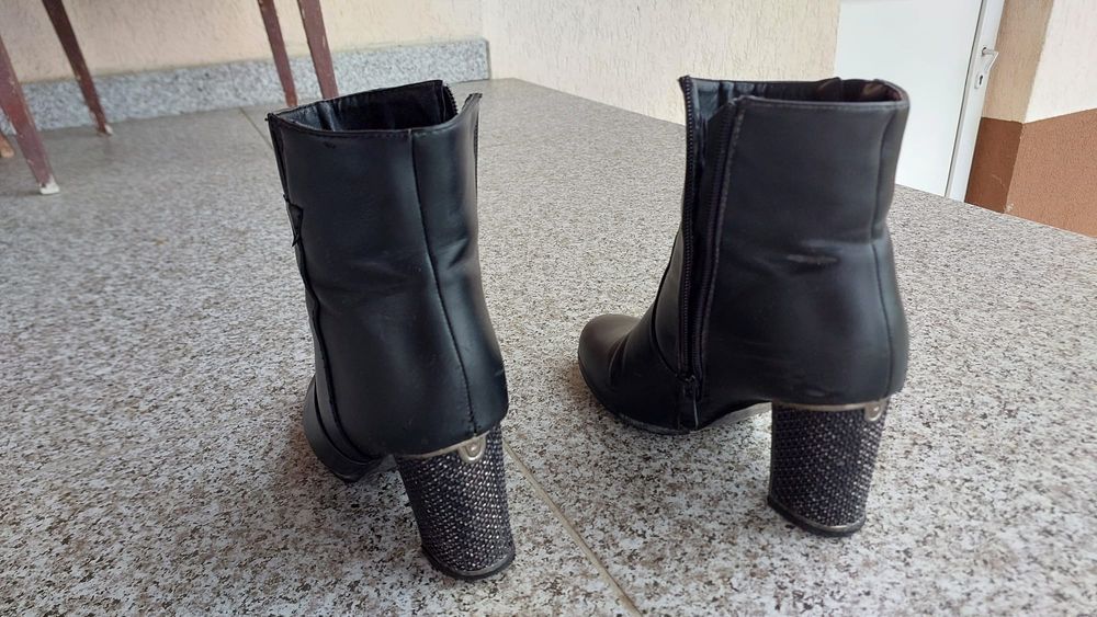 Vand ghete piele de femei