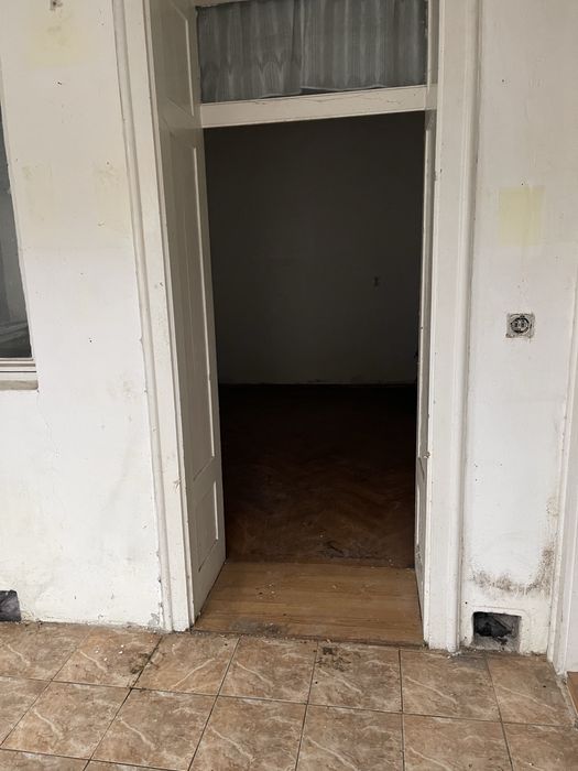 Vand apartament in casa