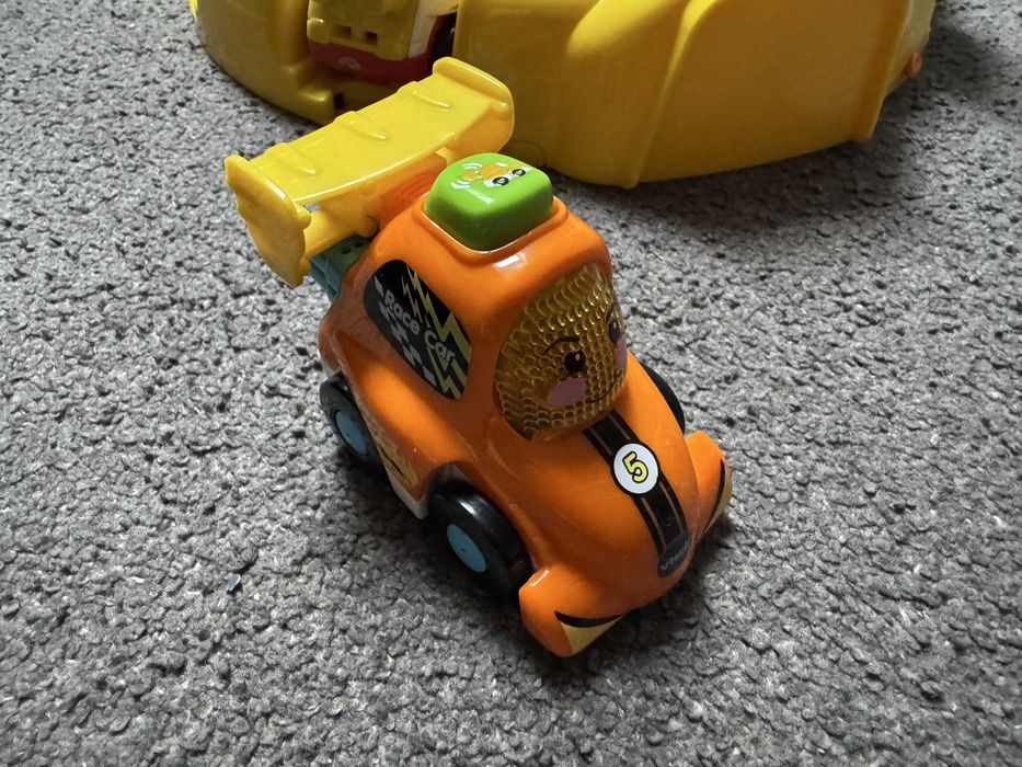 Roata Carry case Vtech toot toot cu 8 masinute