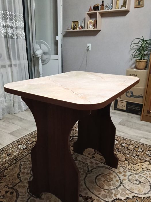 Продам кухонный стол