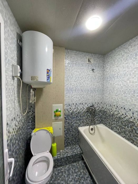 1 комнатная с мебелью и техникой влоль дороги (балкон 2х6)