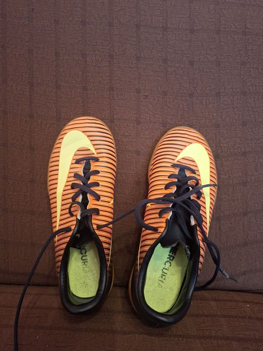 Adidasi de fotbal
Marime 32, piele in stare foarte buna
