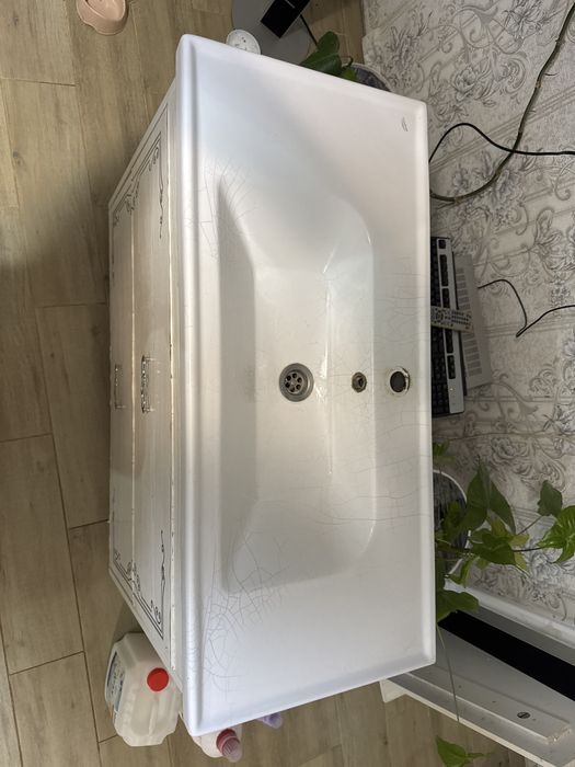 Раковина с тумбой и зеркалом