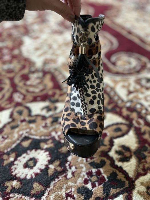 Туфли  пол сапоги  каблук новый 35 размер