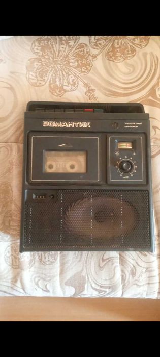 Продаю магнитофон романтик срочно ...